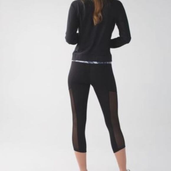 Lululemon - Hot To Street Crop - Heat Wave White/Black pattern with Black Mesh - Picture 7 of 12